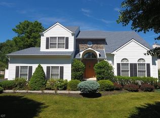 8 Hawthorn Dr, Succasunna, NJ 07876