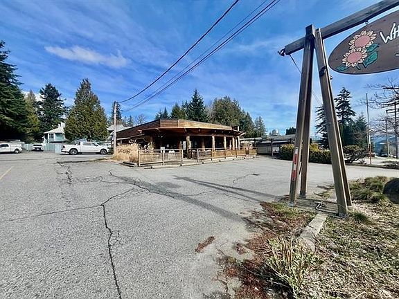 4th image of 818 Gibsons Way