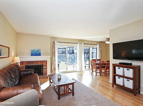 3rd image of 325 Woodbury Ct APT B1