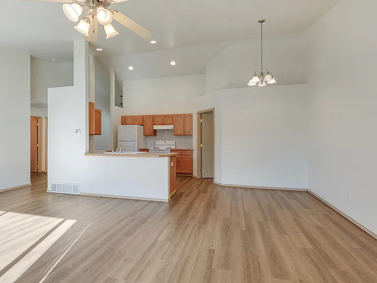 10710 E 11th Ln — Photo 6