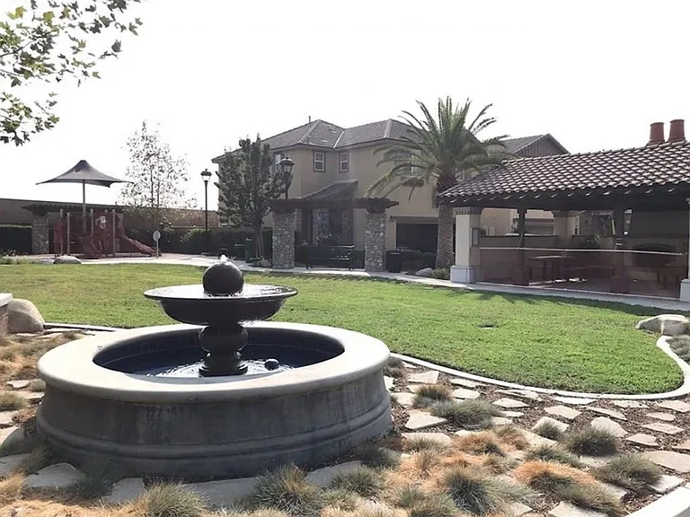 780 Huron Dr — Photo 2
