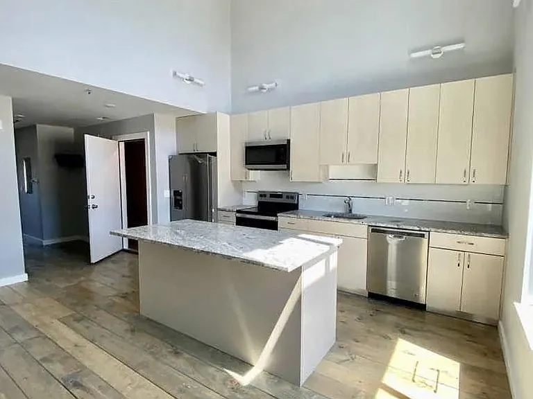 1534 W Stiles St #C — Photo 3