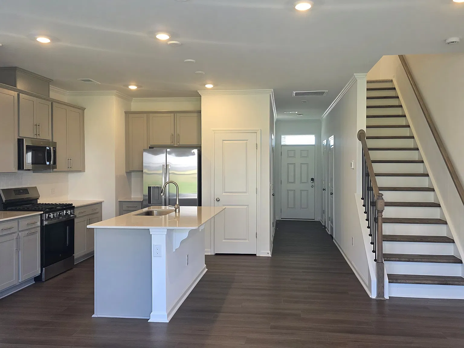 3 bed, 2.5 bath, 1450 sqft, $1,575 — Photo 2