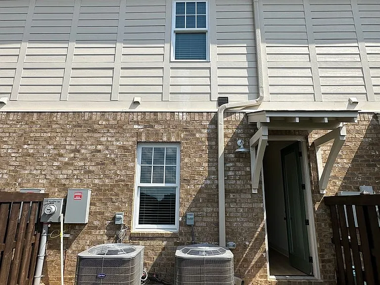 1108 Windsor Sq — Photo 12