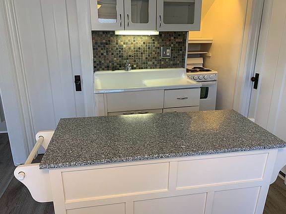 4th image of 822 Hawthorn Ave #19