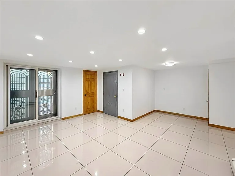 2532 E 26th St #1 — Photo 7