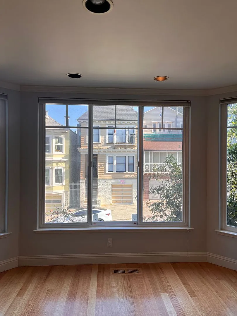 Epic Rea: Lovely 4 Br/3 Ba 2 Level Condo W/ Parking — Photo 4