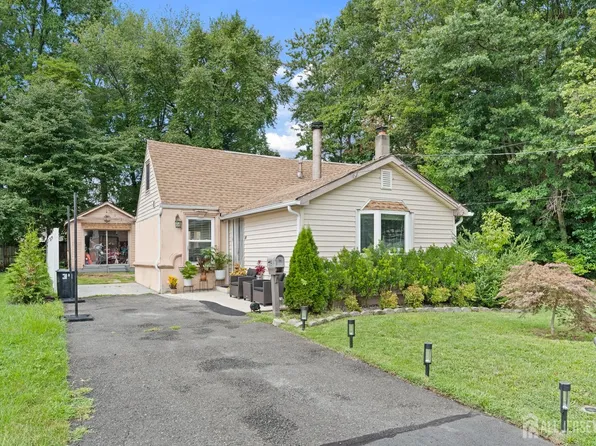 39 Salem Pl, Cliffwood, NJ 07721