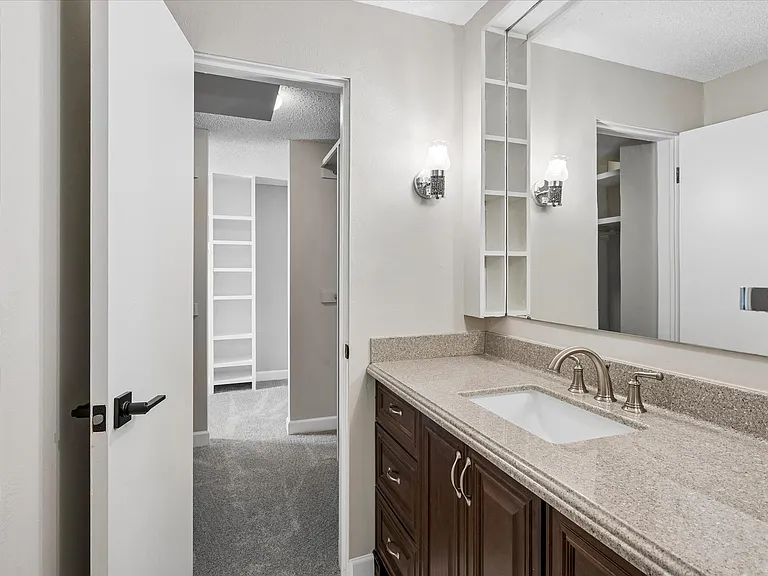 2815 S Locust St — Photo 25