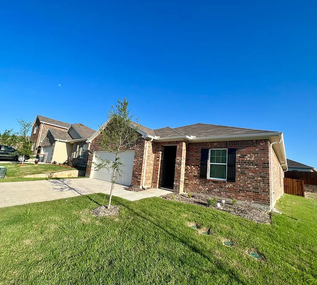 4 bed, 1827 sqft, $2,100 — Photo 3