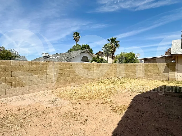11014 N 81st Ave — Photo 19