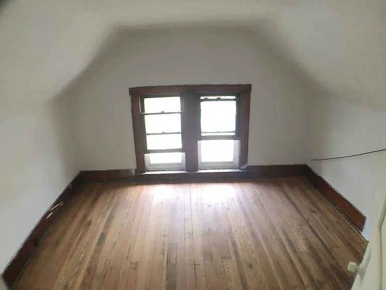 469 Rhodes Ave — Photo 5