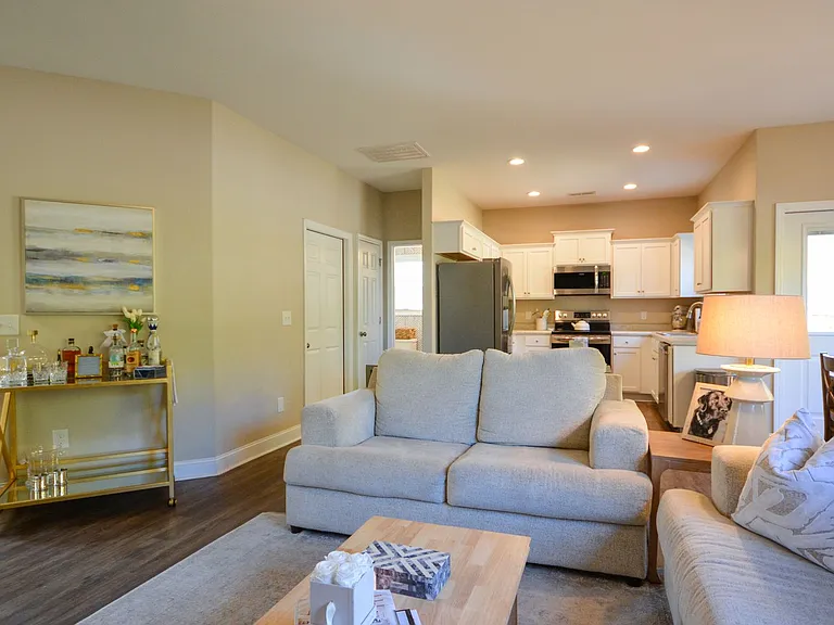 520 Everett Glades — Photo 6