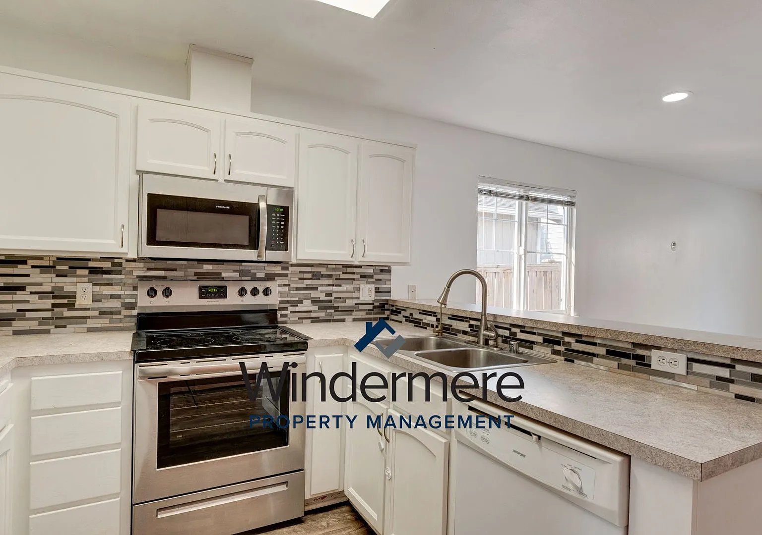 Charming 3 bedroom and 2 bathroom house with garage — Photo 3