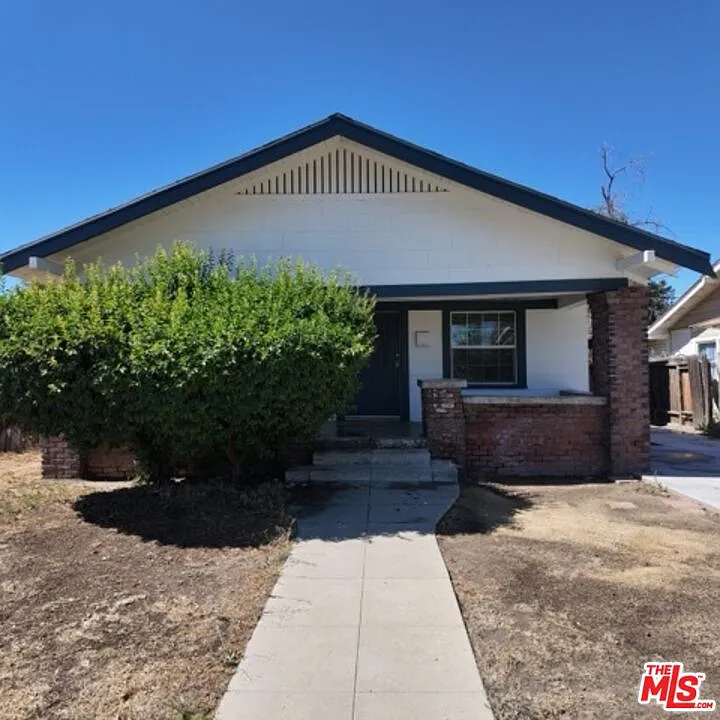 3 bed, 1.0 bath, 1095 sqft, $1,868 — Photo 1