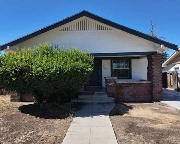2416 Chester Ln — Photo 1