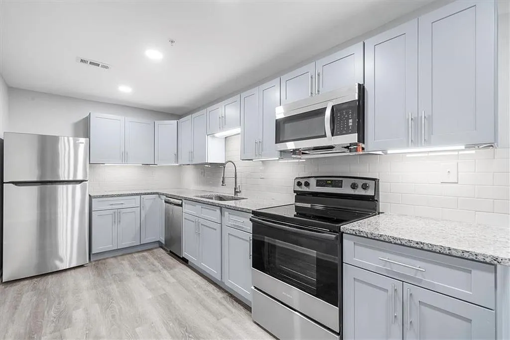 2 bed, 2.0 bath, 1500 sqft, $2,000 — Photo 2