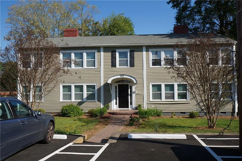 2 bed, 1.0 bath, 3360 sqft, $1,150 — Photo 1