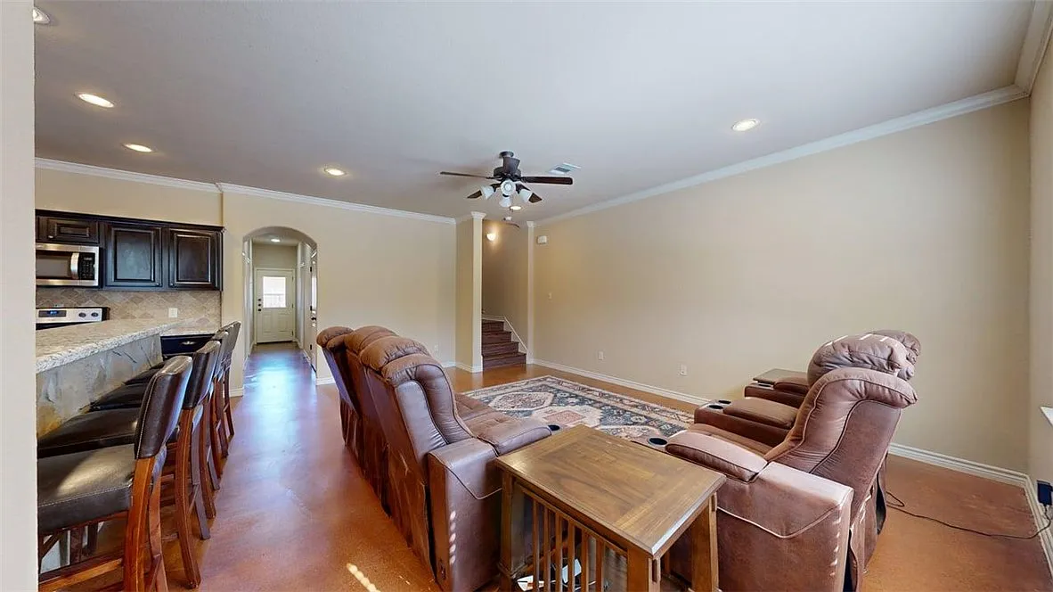 4 bed, 1756 sqft, $2,000 — Photo 2