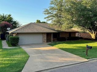 2211 Arapaho Dr, Denison, TX 75020