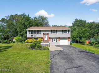 5 Bayberry Dr, Halfmoon, NY 12065