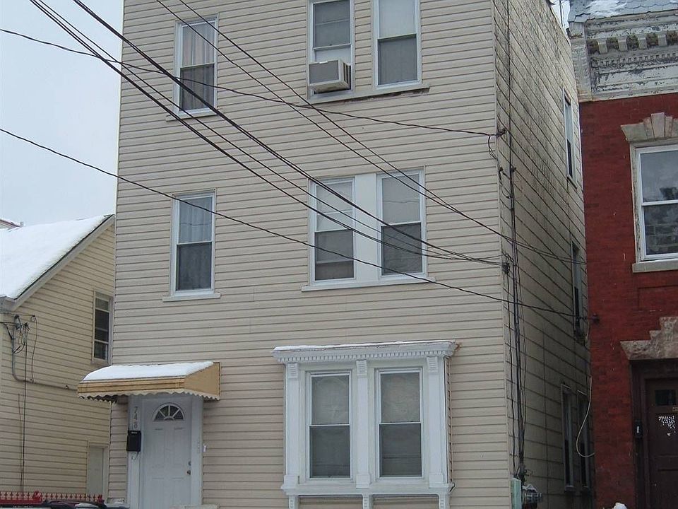 1st image of 748 E 223rd St