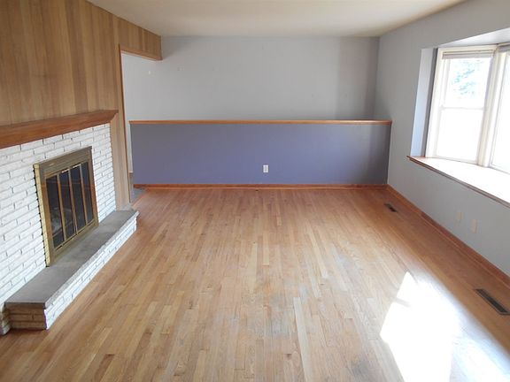 4th image of 924 Emerson Dr