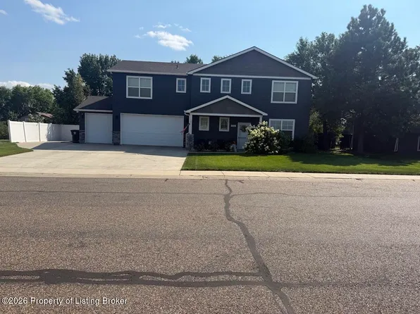 711 28th St W, Dickinson, ND 58601