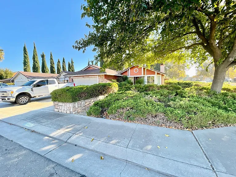 3400 Crowley Ct — Photo 2