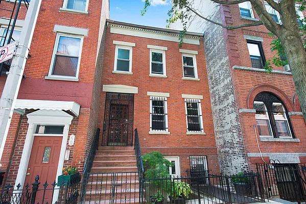 Sold by Compass | media 21