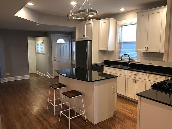 4th image of 2156 W Belle Plaine Ave #2