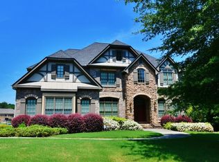 271 Village Green Ct SW, Lilburn, GA 30047