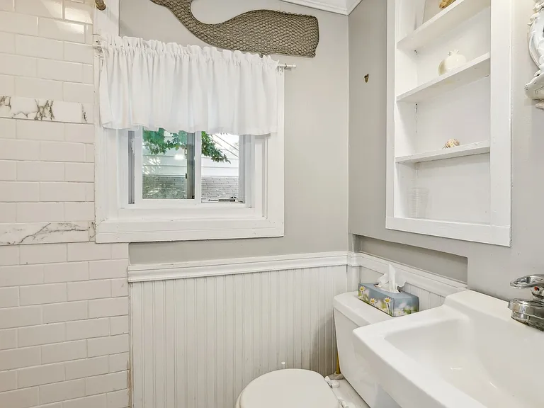 16 Bishop Ave — Photo 12