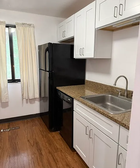 142 Bellwood Ct — Photo 2