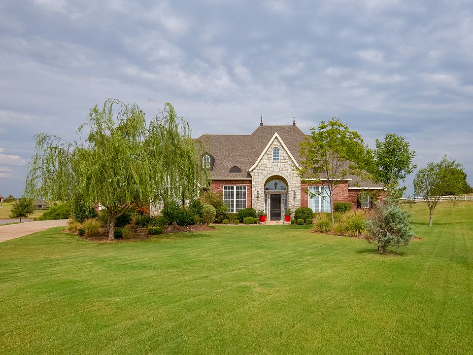 1st image of 2600 Long Lake Pl