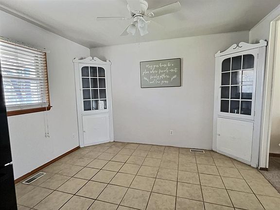 3rd image of 3915 Steele Dr