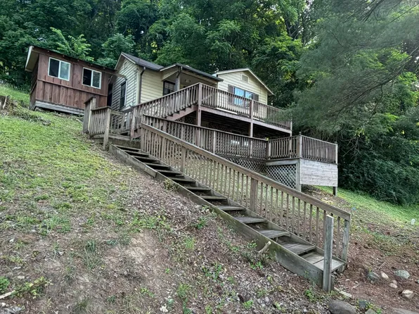 108 Johnson St, Narrows, VA 24124