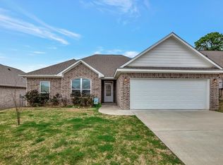 302 Saddle Brook Dr, Lufkin, TX 75904