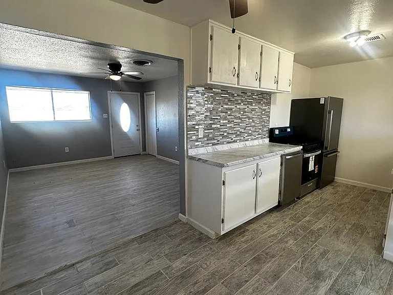 2206 Lyndale Dr — Photo 4