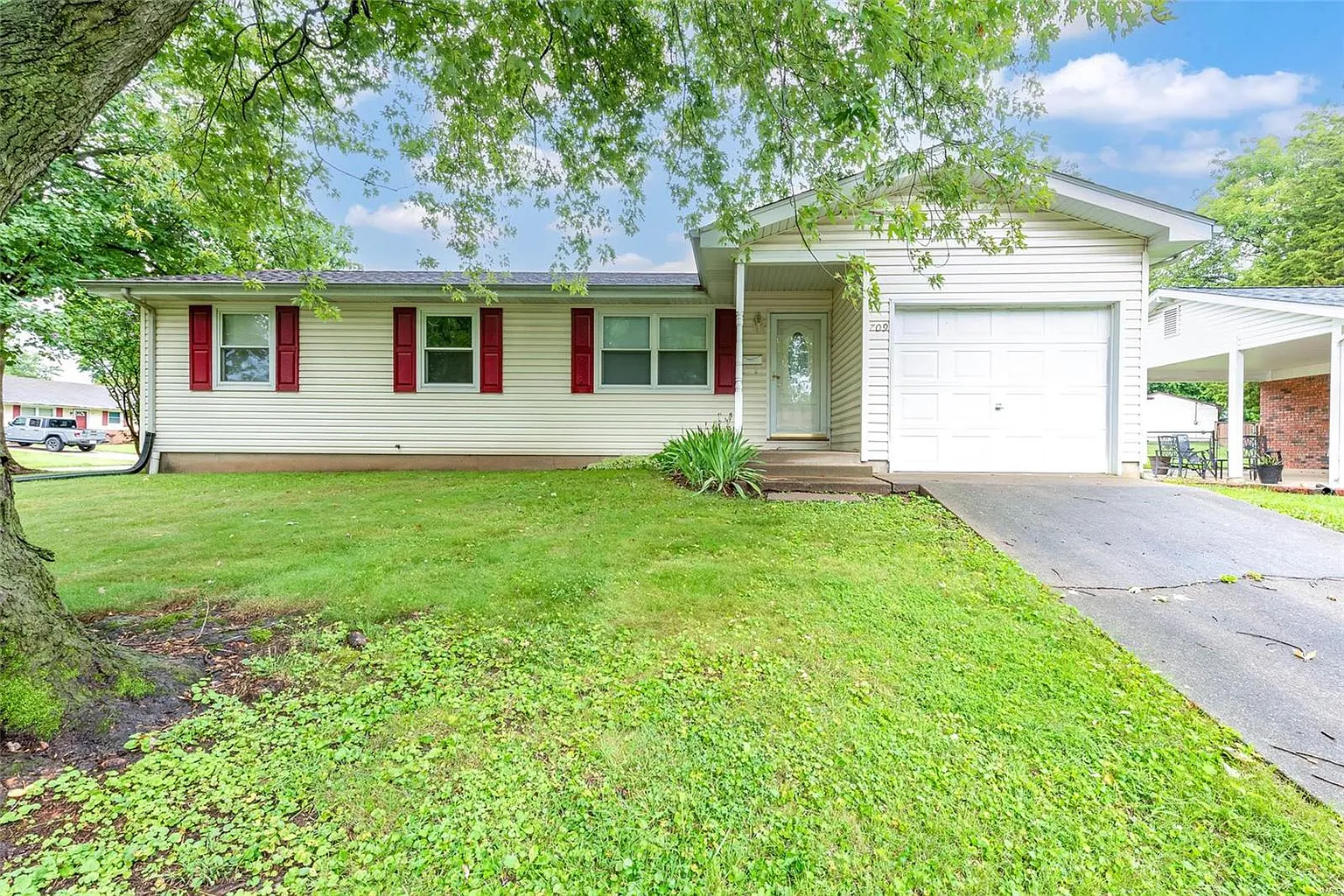 709 Galahad Ln photo 1