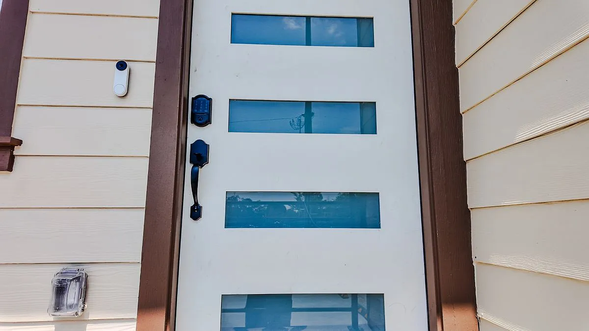 Building Photo - 823 N Loop #A
