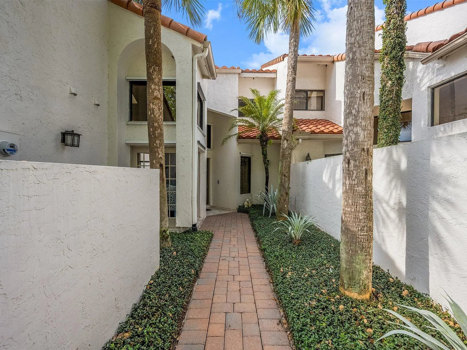 4 bed, 4.5 bath, 3167 sqft, $9,000 — Photo 4
