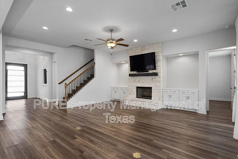 5 bed, 5.5 bath, 4059 sqft, $4,000 — Photo 3