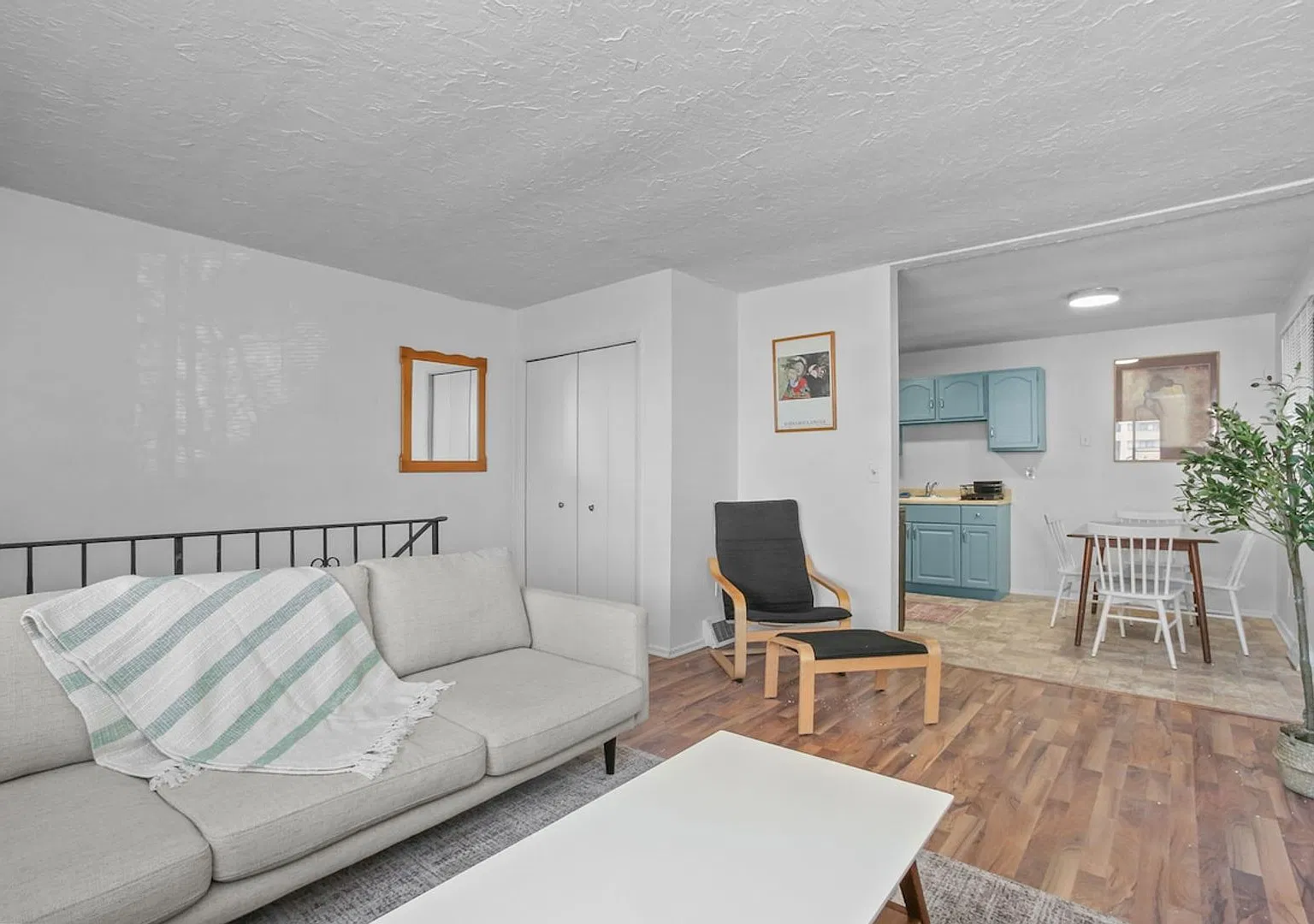 Spacious 3-Bedroom Duplex in Northeast Minneapolis Garage & In-Unit Laundry — Photo 3