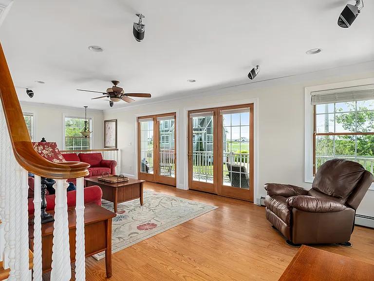 140 Community Dr — Photo 20