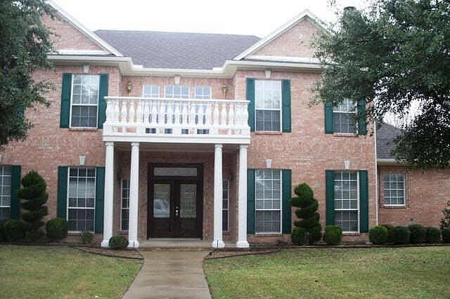 1st image of 121 Country Club Dr