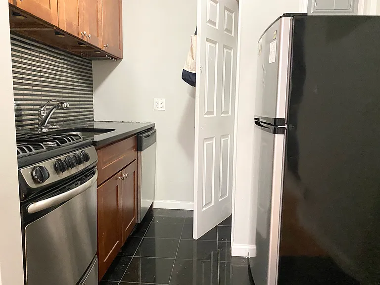 216 W 16th St #1B — Photo 2