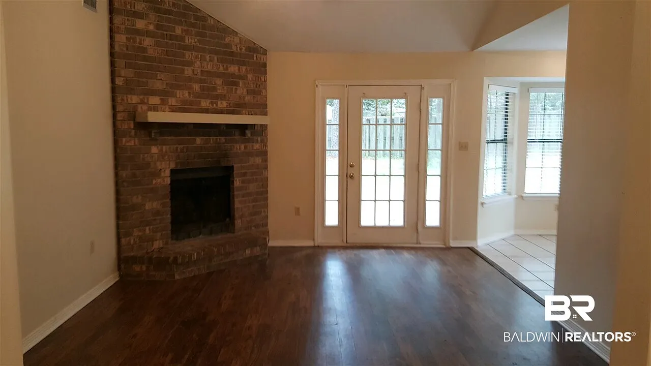 3 bed, 2.0 bath, 1283 sqft, $1,650 — Photo 2