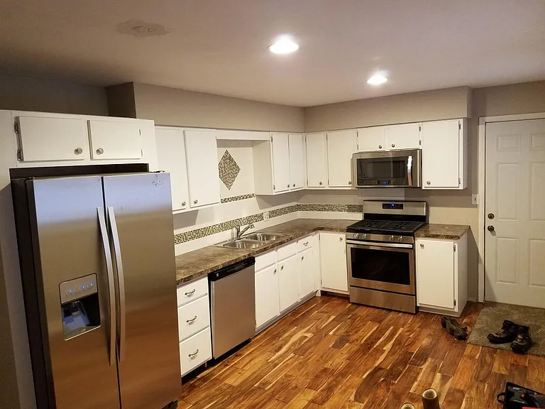 10400 Leland Dr — Photo 2