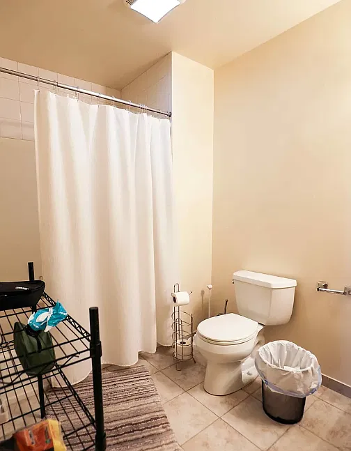 5 bed, 2.5 bath, 9999 sqft, $5,000 — Photo 4